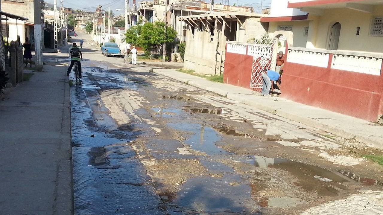 Salidero de agua en una calle de Santiago de Cuba.