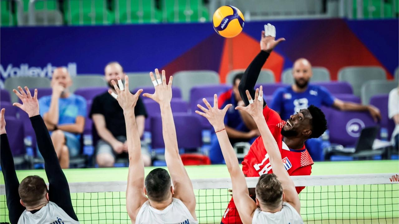 Momento del partido de voleibol entre Cuba y Serbia en la Liga de Naciones.