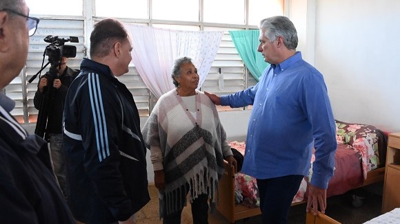 Miguel Díaz-Canel en un campamento para mendigos del proyecto oficialista Quisicuaba.