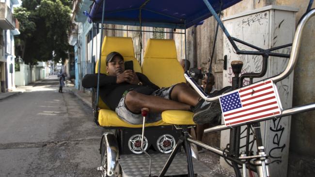 Un bicitaxista en La Habana.