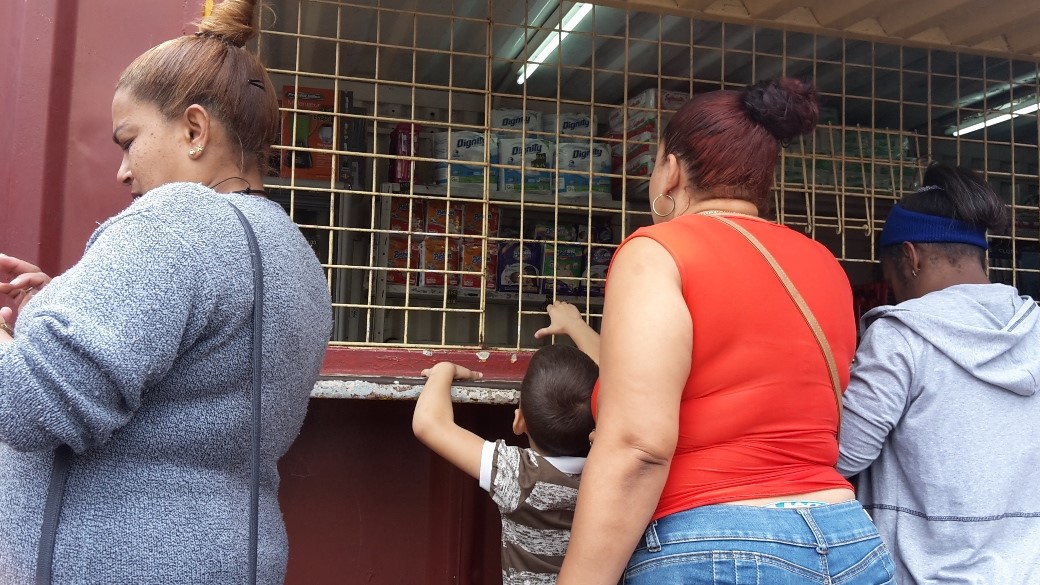 Un puesto de venta de productos de primera necesidad en La Habana.