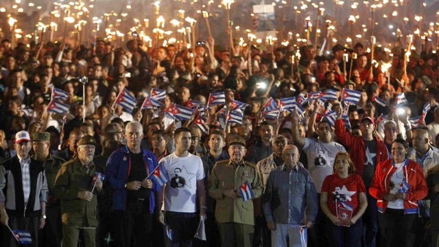 Raúl Castro y otros dirigentes en la Marcha de las Antorchas, 28 de enero de 2018.