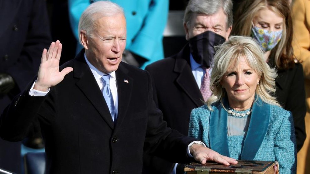 Joe Biden jura ante la biblia en su toma de posesión como 46º presidente de EEUU.