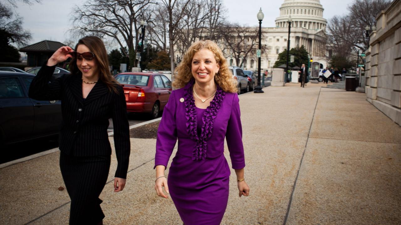 Debbier Wasserman Schultz (der.) frente al Congreso de EEUU.