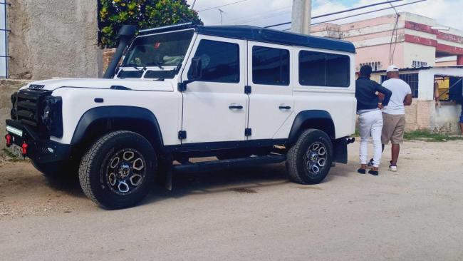 Un Land Rover Defender en una calle de Holguín.