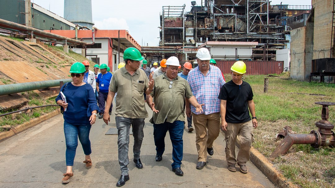 El ministro de Energía, Vicente de la O Levy en Nuevitas, Camagüey.