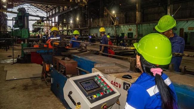 Trabajadores en la central termoeléctrica de Felton.