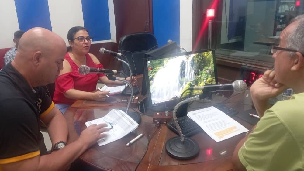 Autoridades de Villa Clara comparecen en un programa radial.