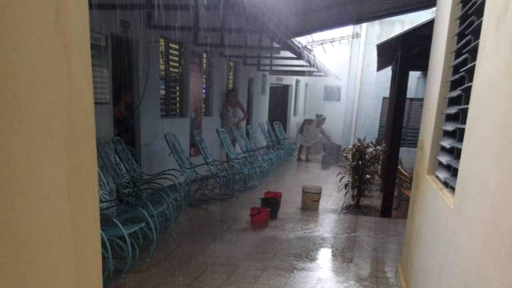 Embarazadas del Hogar Materno Clodomira Acosta, de Camagüey, recogen agua durante un aguacero.