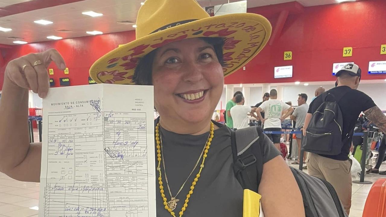 Marisela Alfonso Madrigal con la baja de la OFICODA en el Aeropuerto Internacional José Martí, de La Habana.