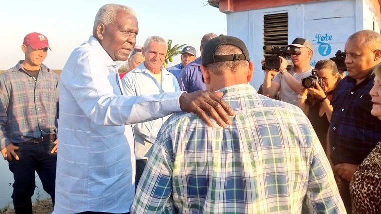 Esteban Lazo durante su encuentro con trabajadores del plan arrocero Sur del Jíbaro, en Sancti Spíritus.