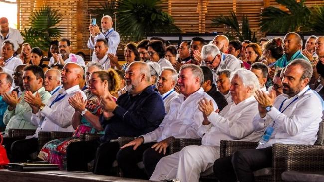 Dirigentes cubanos y empresarios extranjeros en la Feria Internacional de Turismo.