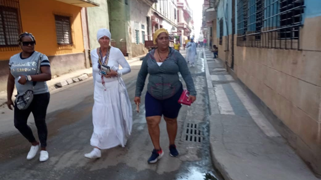 Mujeres en una calle de Cuba.