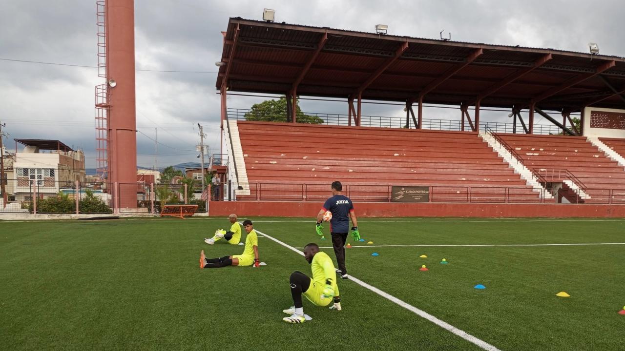 Preparación de la selección cubana en el estadio Antonio Maceo de Santiago de Cuba.