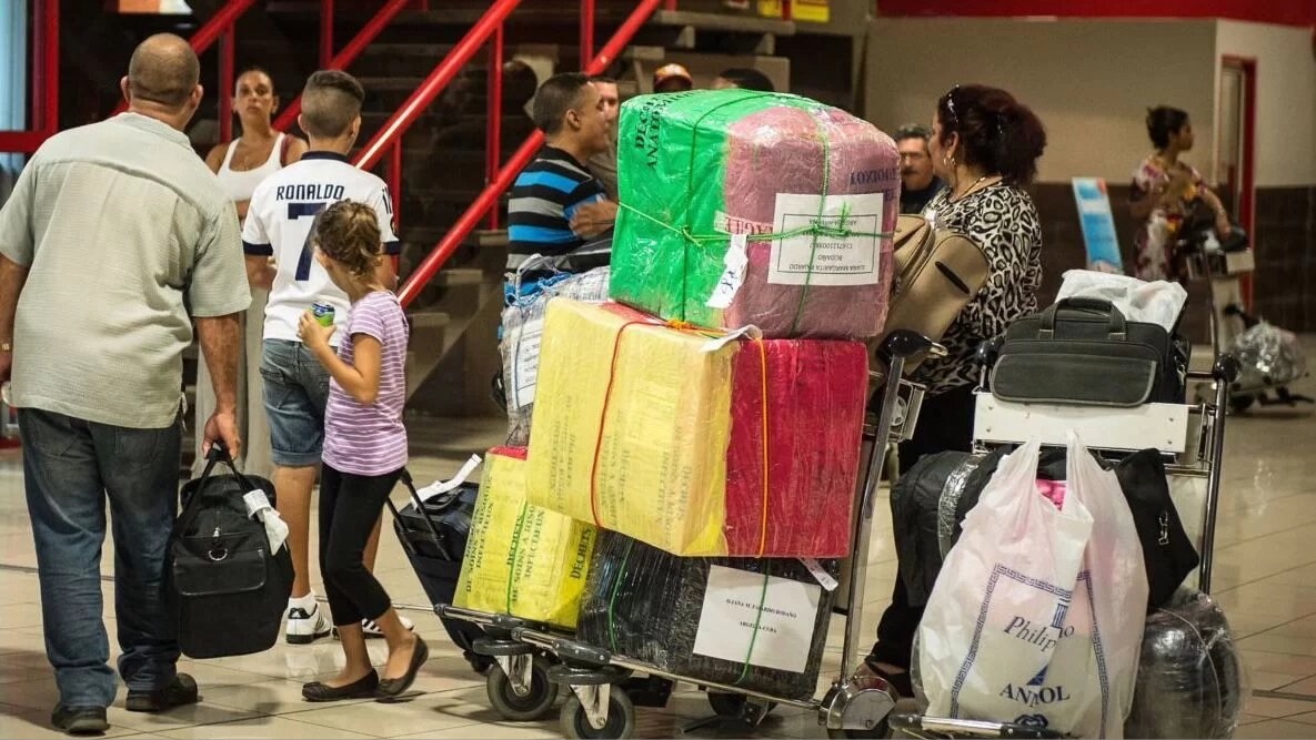 Cubanos recién llegados al Aeropuerto José Martí, La Habana.