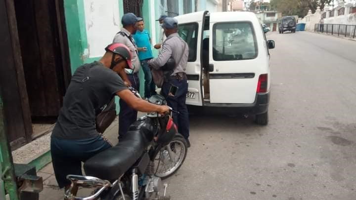 Operativo policial en la vivienda del presunto revendedor de combustible.