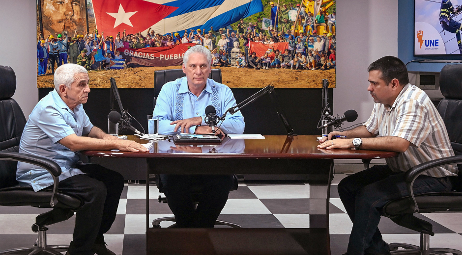 Miguel Díaz-Canel con el director general de la UNE, Alfredo López Valdés, y el director técnico, Lázaro Guerra Hernández.