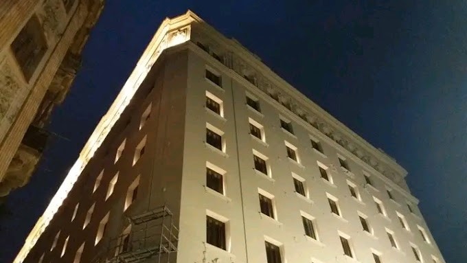 Vista nocturna del hotel Metrópolis, en La Habana Vieja