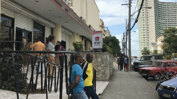 Una de las entradas del edificio sede del ICRT.