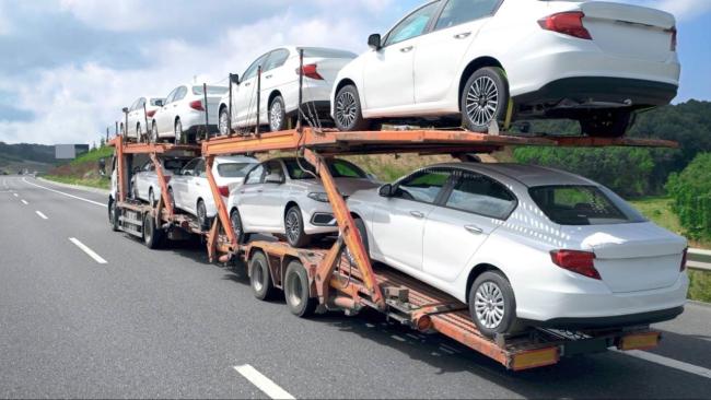 Rastra con autos en una autopista europea.