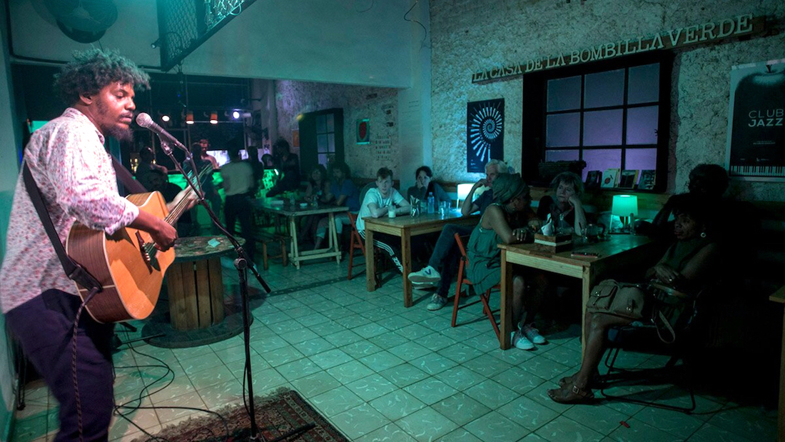 El músico Roly Berrío en La Casa de la Bombilla Verde.