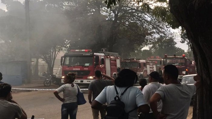 Curiosos observan el incendio en Boyeros