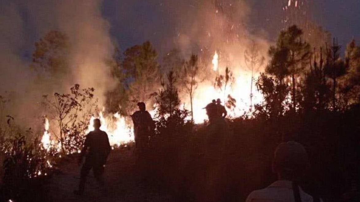 Llamas de un incendio en San Juan y Martínez.