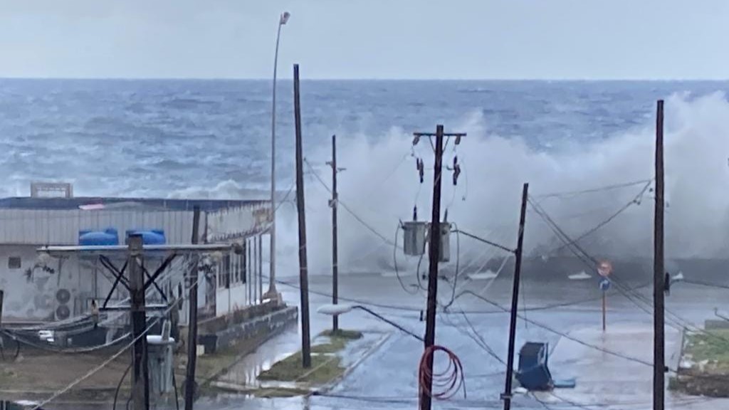 Ola en el Malecón de La Habana.