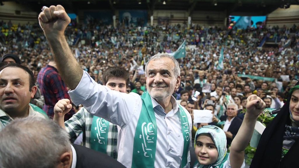 Masud Pezeshkian en un acto de campaña.