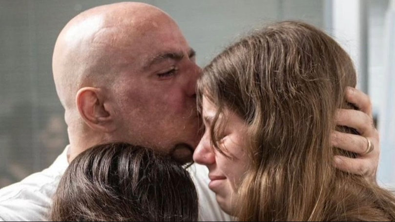 Shlomi Ziv, uno de los rehenes rescatados, junto a su familia.