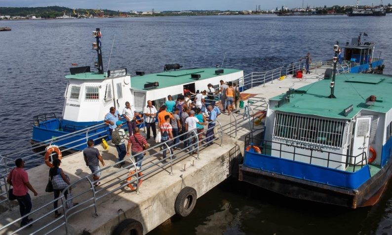 Pasajeros en el Muelle de Luz, abordando la lanchita de Regla.