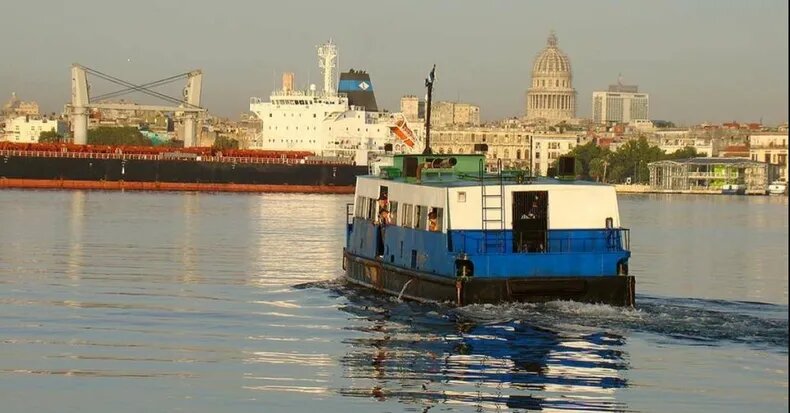 Lanchita de Regla y, al fondo, La Habana.