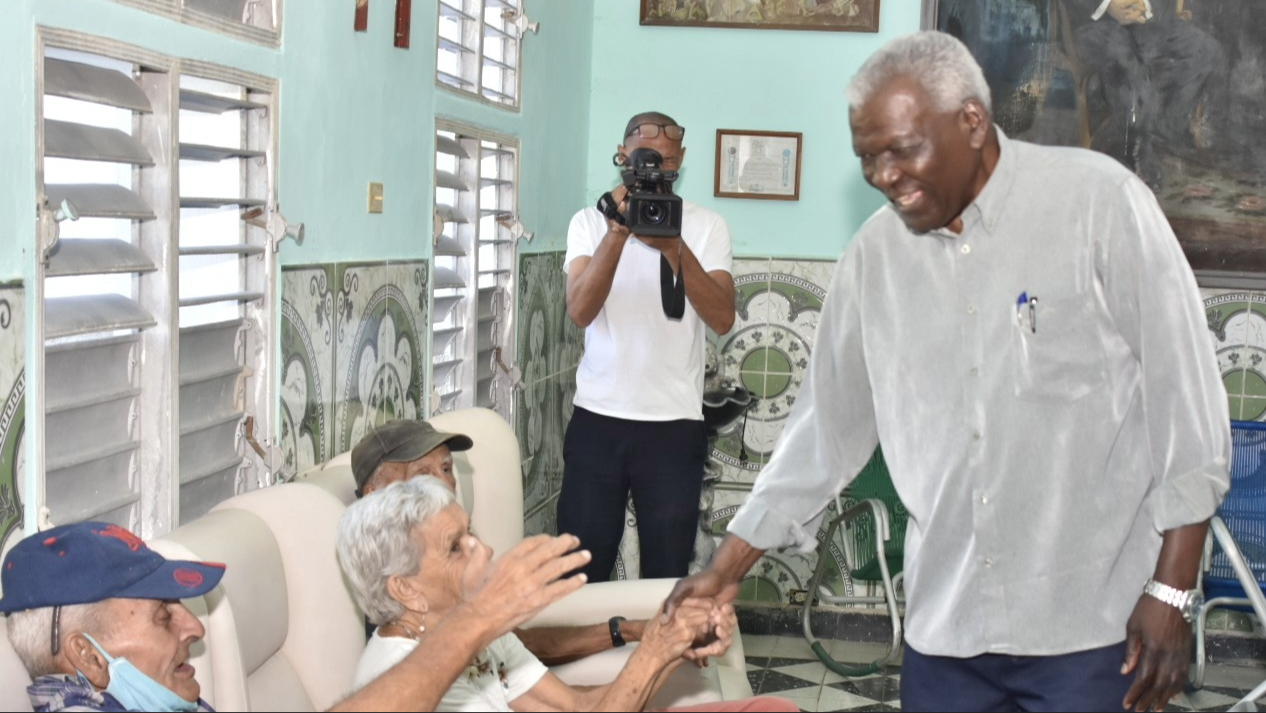 Esteban Lazo durante la visita al Hogar Nacional Masónico Llansó.