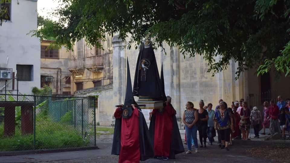 Procesión en el patio de la iglesia del Sagrado Corazón de Jesús, en El Vedado. 