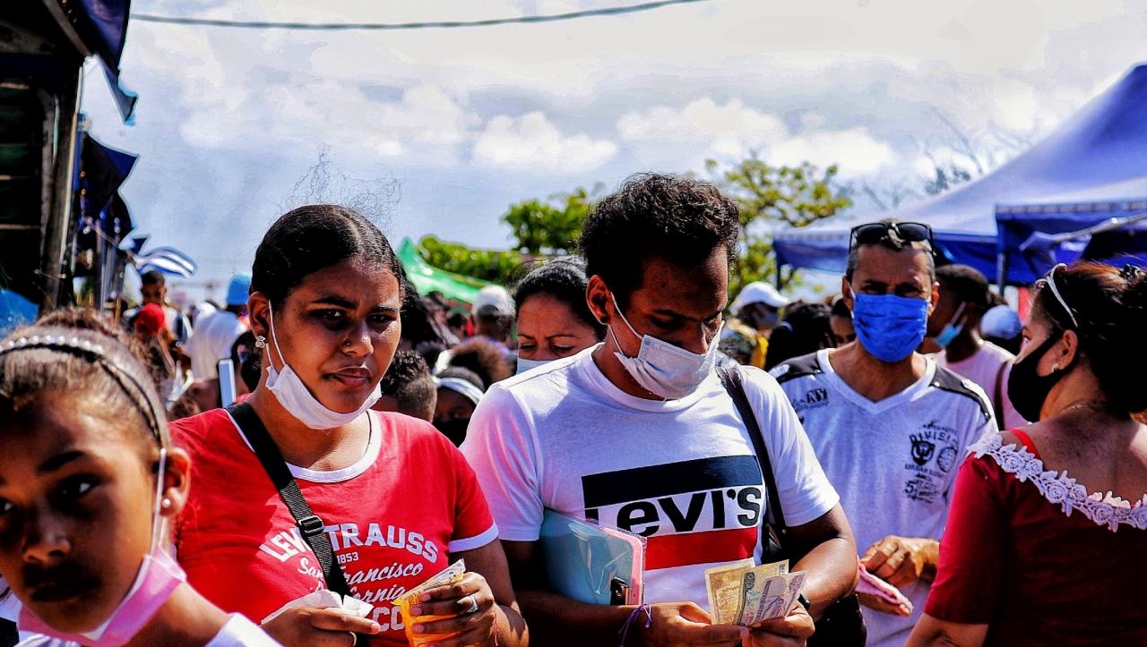 Público en la Feria Internacional del LIbro de La Habana.