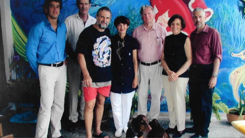 Paulina Zelitsky (centro), junto a un equipo de National Geographic, en Tarará. Al pie, su perro Benz.