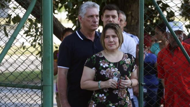 Lis Cuesta junto a Miguel Díaz-Canel y su hijo Manuel Anido Cuesta.