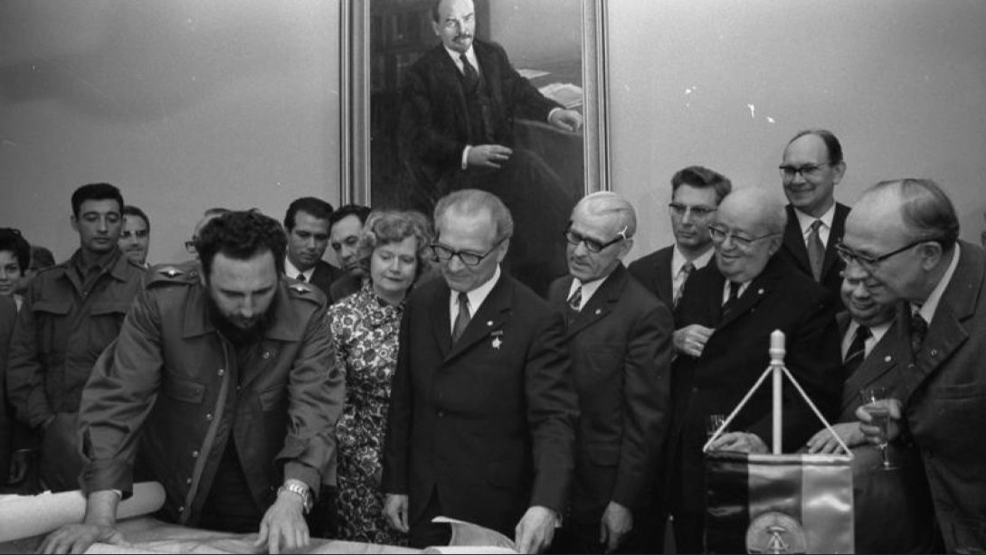 Fidel Castro, Erick Honecker y, en la pared, Lenin.