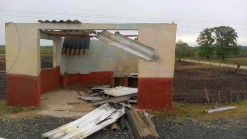 Una parada de ómnibus sin techo por las lluvias.