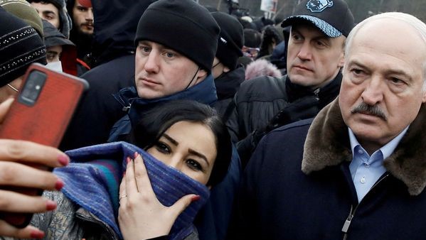 Alexandr Lukashenko posa para un selfie en la frontera con Polonia.