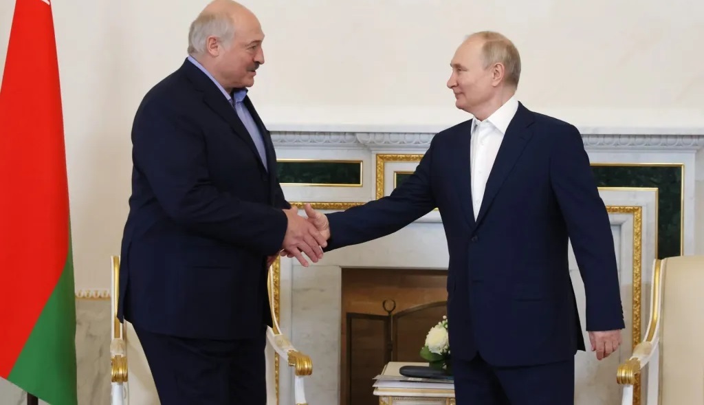 El presidente de Bielorrusia, Alexandr Lukashenko, junto al presidente de Rusia, Vladimir Putin.