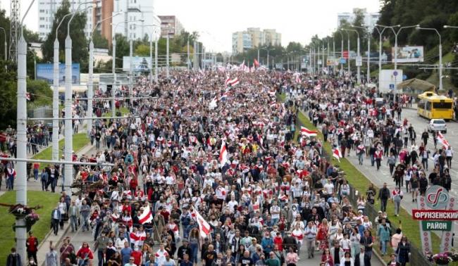 Familias enteras conforman la marcha del domingo contra Lukashenko en Minsk.