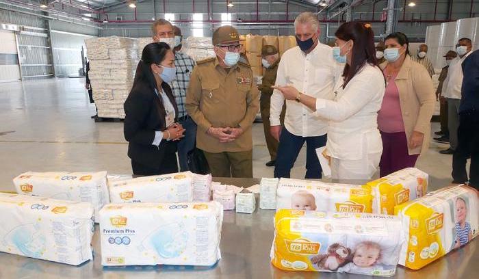 Raúl Castro y Díaz-Canel durante una visita a la Zona Especial de Desarrollo Mariel en 2020.