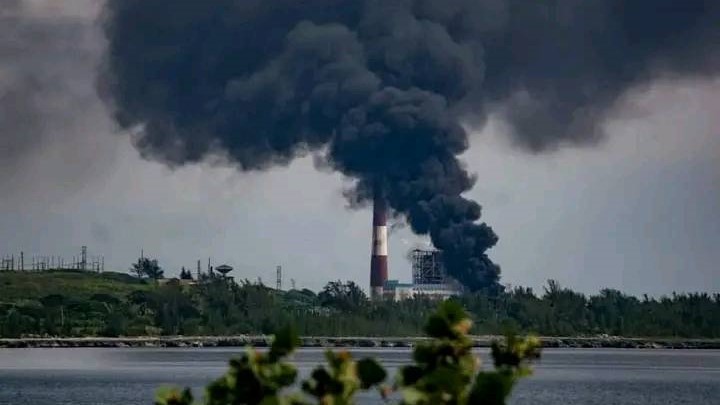 Columna de humo provocada por el incendio en la Termoeléctrica Antonio Guiteras, de Matanzas.