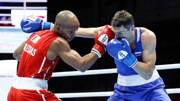 El boxeador cubano Roniel Iglesias (izq) en un combate.