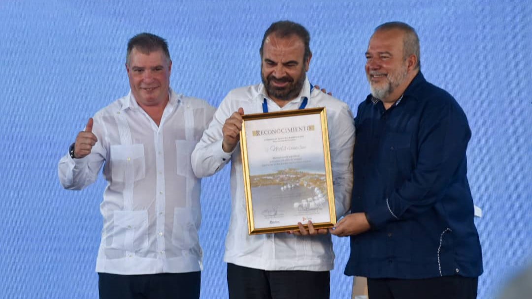 Entrega de un reconocimiento a Meliá en FitCuba 2024.