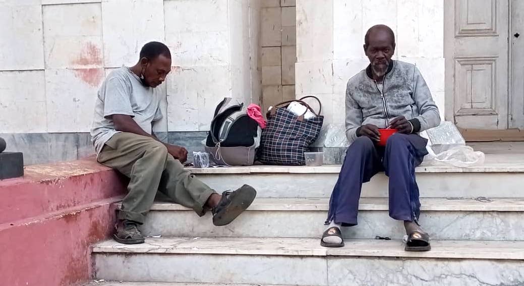 Dos cubanos que viven en la calle en La Habana.