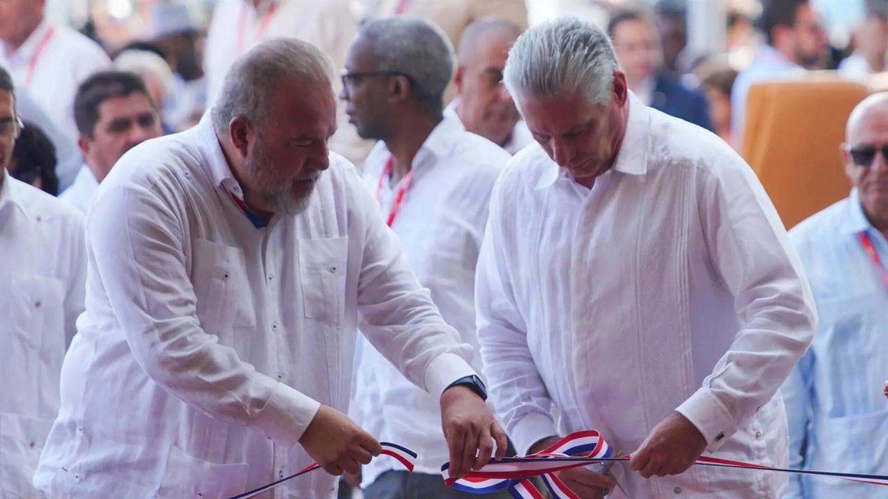 Manuel Marrero (izq.) y Miguel Díaz-Canel.