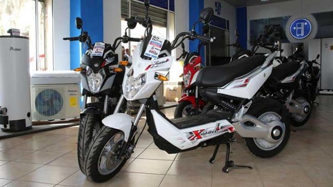 Moto eléctrica en una tienda en Cuba.