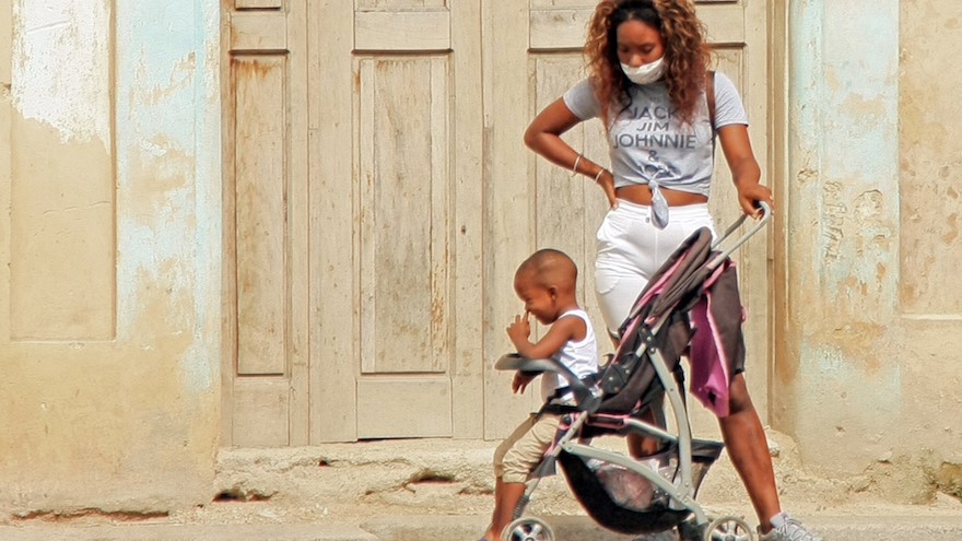 Una madre cubana con su hijo.